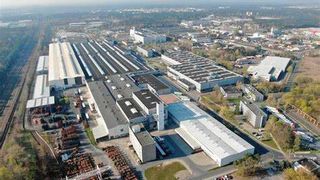 Der klare Blick auf das Mercedes-Werk Ludwigsfelde, wo rund 2.000 Mitarbeiter beschäftigt sind, von oben. Von unten her trübt sich das Bild allerdings, denn die Beschäftigung ist nur noch bis 2029 gesichert. Jetzt soll es bald die ersten konkreten Aussagen über die Zukunft geben. (Bild: dpa)