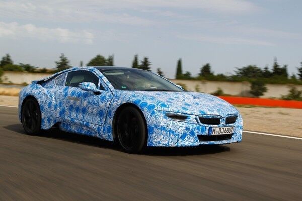 Die Höchstgeschwindigkeit des BMW i8 wird elektronisch auf 250 km/h limitiert und kann allein durch die Kraft des Verbrennungsmotors erreicht und gehalten werden (Bild: BMW)