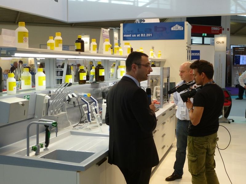 Impressionen von der diesjährigen Analytica 2014 in München. Die Live-Labs bieten dreimal am Tag (Di-Do 11/13/15 Uhr und Fr 11/13 Uhr) 30-minütige Vorträge und Produktpräsentationen zu den Themen Lebensmittelanalytik, Kunststoffanalytik sowie Bio- und Genanalytik. Unser Bild zeigt einen Vortrag zu Bio- und Genanalytik in Halle A3.   Weitere aktuelle Bilder und Nachrichten finden Sie auf unserer Landingpage zur Analytica, in unserem Visitorguide zur Messe oder in den kommenden Tage auch auf der Bildergalerie-Übersichtsseite . (Bild: Back/LABORPRAXIS)