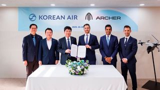 Unterzeichnungszeremonie von Korean Airline und Archer: Hee-Don Park, EVP für Unternehmensstrategie und -planung bei Korean Air, Jong-Seok Yoo, Chief Safety & Operating Officer bei Korean Air, Jin Kyu Lim, SVP und Leiter von Korean Air Aerospace, Adam Goldstein Gründer und CEO von Archer, Nikhil Goel: Chief Commercial Officer bei Archer und Andrew Cummins, Sr. Director of Business Development (vlnr) (Bild: Archer)