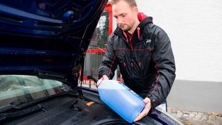 Die KÜS hat gemeinsam mit „Auto Bild“ elf gängige Winter-Fertigmischungen für die Scheibenwaschanlage getestet, wie sie an Tankstellen, im Supermarkt, in Baumärkten und im Zubehörhandel erhältlich sind. (KÜS)