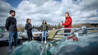 Auch in diesem Jahr können junge Fahrerinnen und Fahrer wieder den Umgang mit historischen Fahrzeugen in Extremsituationen trainieren.  (Thommy Mardo | Mannheimer Versicherung AG)