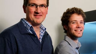 Kaiserslauterer Physiker entwickeln elektrische Irisblende für Minikameras. Im Bild Professor Oesterschulze (links) und sein Doktorand Alexander Hein. (Bild: Thomas Koziel)