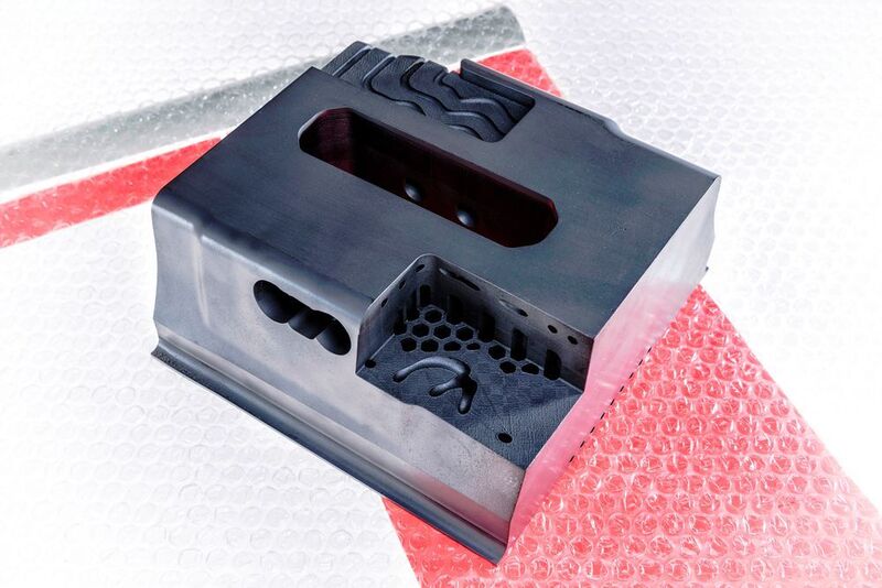Das durch Metall-3-D-Druck hergestellte Warmumformwerkzeug funktioniert effektiver, wenn es gekühlt wird. (Audi/Stefan Warter)