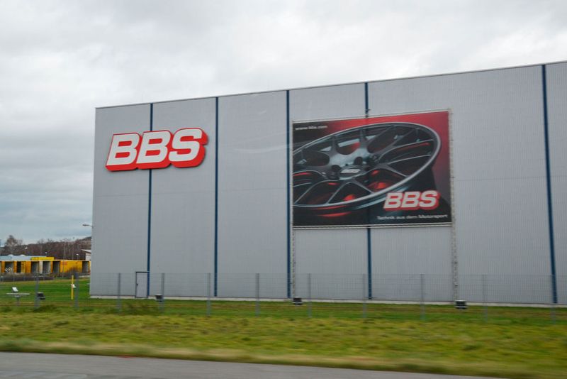 Dafür mussten wir aber auch nicht bei BBS rechts rausfahren. Die auf dem Testwagen befindlichen schwarzen 19-Zoll-Fünf-Speichenräder können sich gut sehen lassen. (Michel / »kfz-betrieb«)