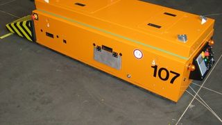 Wie von Geisterhand bewegen sich fahrerlose Transportsysteme und übernehmen schwere Transportaufgaben. Bilder: Linak (Archiv: Vogel Business Media)