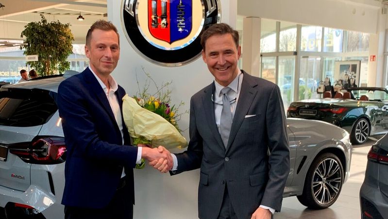 Christian Rönsch (r.) übergibt die Verantwortung für die Sparte Neue Automobile der May & Olde-Gruppe an Christian Henningsen.(Bild:  May & Olde)