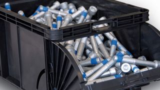 Der Würth-Kleinladungsträger (W-KLT) mit Indikatorfunktion ist eine Innovation in der Kanban-Logistik. Bild: Würth Industrie Service (Archiv: Vogel Business Media)