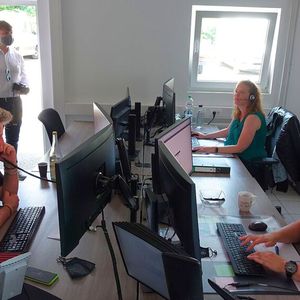 Durch die Digitalisierung ist es möglich, Back-Office-Tätigkeiten für viele Betriebe an einem Ort zu zentralisieren. Senger nutzt diese Möglichkeiten vorbildlich.(Bild:  Rosenow/»kfz-betrieb«)