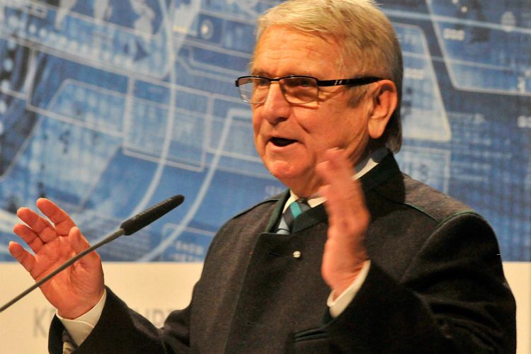 Präsident Klaus Dieter Breitschwert: „Mit 115.000 Menschen beschäftigt das Bayerische Kfz-Gewerbe mehr  Mitarbeiter als Audi und BMW in Bayern zusammen.“ (Foto: Zietz)