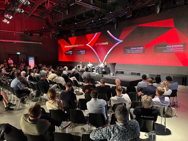 Zum Abschluss des inhaltlichen Teils kamen die Partner selbst zu Wort: Ein Expertenpanel diskutierte die KI- und Security-Reife deutscher Unternehmen. V.l.n.r.: Anna Bliznina (TrendAI), Tim Gravemann (aplaion), Thomas Schmidt (Public Cloud Group), Jens Schnettler (Woodmark Consuting).  (Bild: Trend Micro)