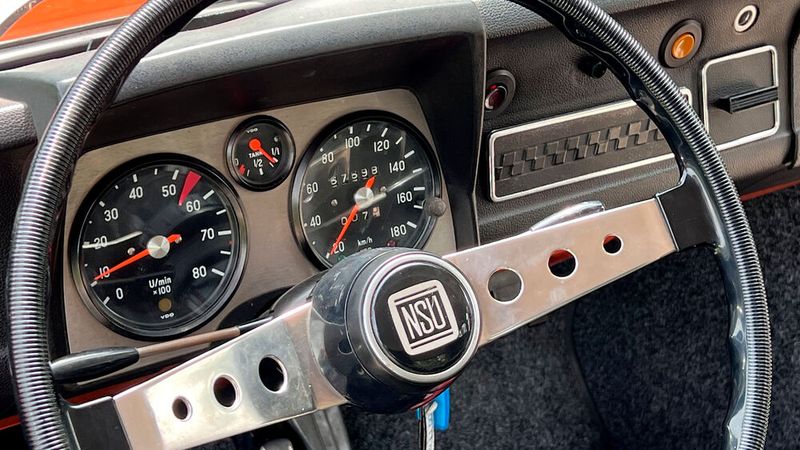 Alles, was Sportwagenfans brauchten:Das Cockpit des NSU TT 1200 bietet klar gezeichnete Instrumente – selbstverständlich mit Drehzahlmesser – auf einer Aluplatte und ein Lenkrad mit gelochten Aluspeichen. (Bild: autodrom)