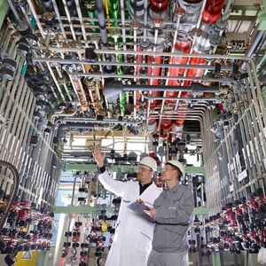 Einer der so genannten Rohrbahnhöfe im ZeTO (Zentrales Technikum Organisch) versorgt den Leverkusener Produktionsbetrieb der Saltigo GmbH mit flüssigen Einsatzstoffen und ermöglicht eine schnelle und flexible Verbindung aller Apparate untereinander.