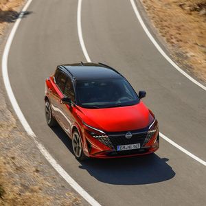 Die Tagfahrlichter greifen die Grill-Logik optisch auf, bilden zusammen mit dem schmalgeschlitzten LED-Scheinwerfen eine Art Bumerang.(Bild:  Nissan)