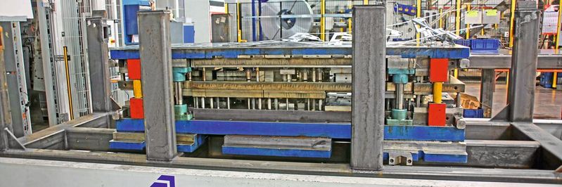 Der vollautomatische Kran hat das benötigte Werkzeug just-in-time aus dem Lager geholt und per Shuttle in der Halle bereitgestellt. Der vollautomatische Kran hat das benötigte Werkzeug just-in-time aus dem Lager geholt und per Shuttle in der Halle bereitgestellt.