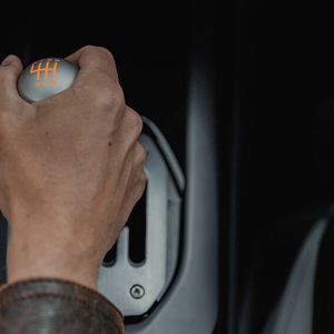 Die Möglichkeit, scheinbar mechanisch die Gänge zu wechseln, besteht für die ersten sechs Vorwärtsgänge und für den Rückwärtsgang. Die Gänge 7 und 8 werden automatisiert eingelegt. (Bild: Ferrari)