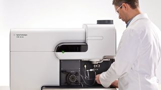 Das neue Atomemissionsspektrometer 4100 MP-AESverwendet ein Stickstoffplasma als Anregungsquelle und erhöht damit auch die Laborsicherheit.  (Bild: Agilent Technologies)
