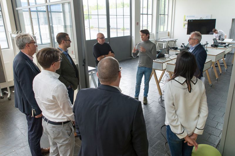 Pascal Stiegelmann (grauer Pullover) erklärt die VR-Plattform Realworld One. (Untch/Vogel Communications Group)