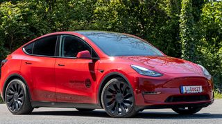 Das Model Y hat nicht nur den Platz als meistverkauftes Auto im SUV-Segment erobert, das Auto ist mit 9.846 Neuzulassungen zugleich der meistverkaufte Wagen überhaupt und damit auch das meistverkaufte BEV. (Bild: SP-X/Frank Ratering)