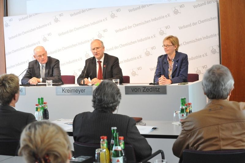 Dr. Gerd Romanowski, Andreas Kreimeyer und Mona von Zedlitz, Pressespecherin VCI (v.l.n.r.). (Bild: VCI/Gerald Fuest)