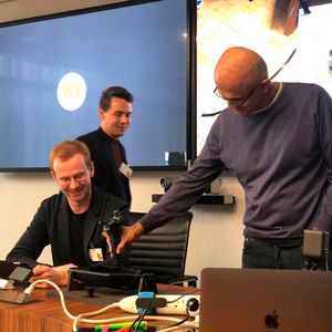 Satya Nadella, CEO Microsoft, verwendet die Wandelbots-Technologie, um einem 8000 Kilometer entfernten Roboter eine Klebeapplikation beizubringen.(Bild:  Wandelbots)