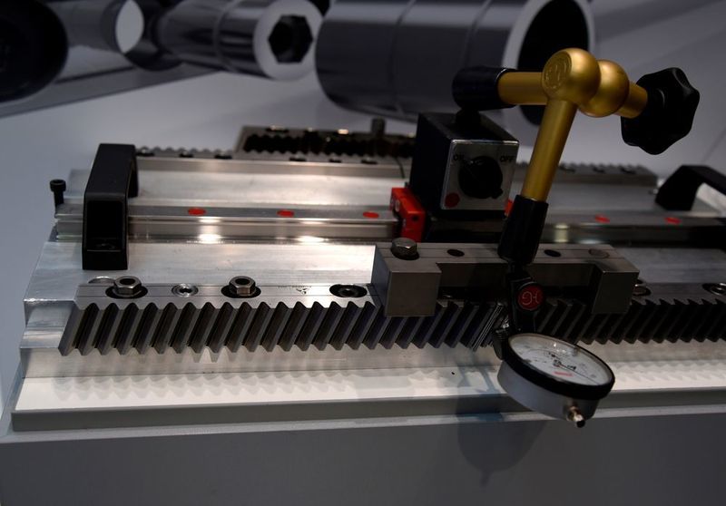 In Kombination mit Inira clamping ist Inira adjusting eine neue Lösung für die optimale Einstellung des Übergangs zwischen zwei Zahnstangensegmenten. Damit kann der Übergang sicher und präzise mikrometergenau eingestellt werden.  (Stefanie Michel)