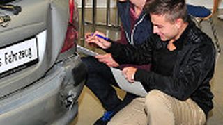 Künftig können Kfz-Mechatroniker auch im Bereich Karosserietechnik ihre Gesellenprüfung ablegen. (Foto: Schmidt)