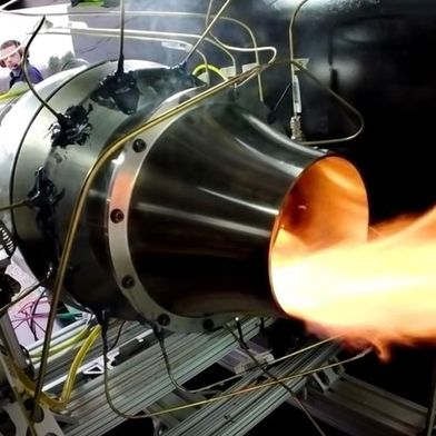 In Rekordzeit entwickelt: Ein Strahltriebwerk der „JARVIS-Klasse“ für bis zu 100 Pfund Schub. Konstruiert wurde es in einem vierwöchigen Sprint unter Einsatz generativer KI und etablierter CAD/CAE-Tools.  (In Rekordzeit entwickelt: Ein Strahltriebwerk der „JARVIS-Klasse“ für bis zu 100 Pfund Schub. Konstruiert wurde es in einem vierwöchigen Sprint unter Einsatz generativer KI und etablierter CAD/CAE-Tools. MIT)