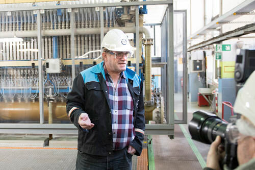 Besuch im Covestro-Betrieb: Dr. Robert Vieler zeigt die Sauerstoffverzehrkathode, die ein besonders energiesparendes Verfahren zur Chlorproduktion ermöglicht. (Currenta)