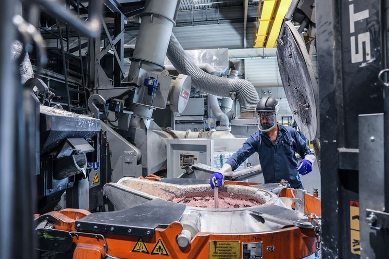 Blick in die Gießmaschine: Beim Injector Casting erfolgt die Füllung von oben.(Bild:  BMW Group/Marcus Krüger)