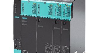 Siemens bietet für das Antriebssystem Sinamics S120 Neuheiten bei der Firmware und Hardware. Nutzer profitieren dabei von höherer Bemessungsleistung ohne zusätzliches Chassis-Gerät und Energieaustausch im Zwischenkreis. (Siemens)