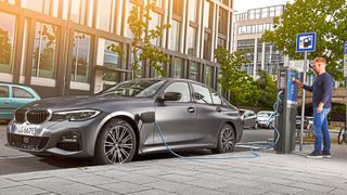 In einigen Ländern Europas müssen E-Auto-Fahrer weiter fahren, um eine Ladesäule zu finden. (Bild: BMW)