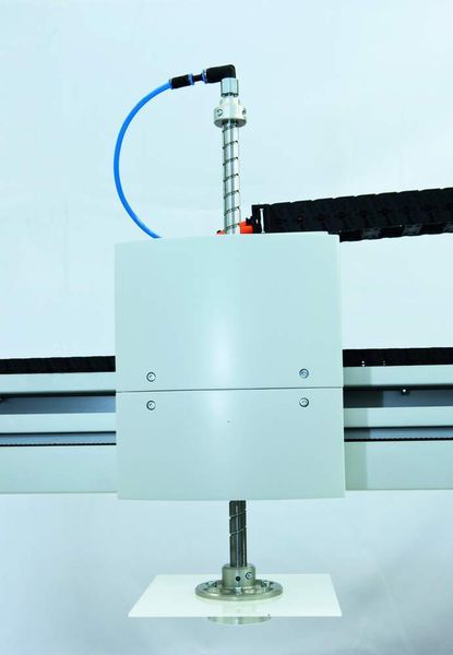 Das Hub-Dreh-Modul besteht aus einer Pinole mit integrierter Energiedurchführung für das Front-End-Modul und bildet die Z-Achse, an der die Greifeinheit angebracht ist. Es beschleunigt mit 20 m/s² auf eine Geschwindigkeit von 1,5 m/s.  Bild: Festo (Archiv: Vogel Business Media)