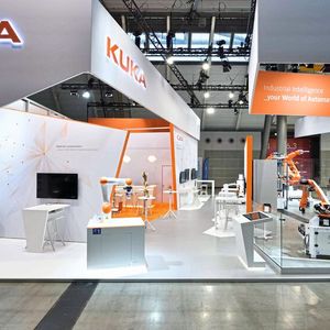 Kuka präsentiert mit einer neuen Generation an Robotern und Steuerungen auf der AMB in Stuttgart innovative Automatisierungslösungen für die Metallbearbeitung.(Bild:  Kuka)