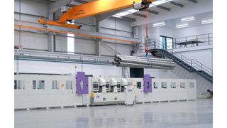 Ausgestattet mit dem ML-Planetensystem, das in allen ML-Modellen von NS Máquinas integriert ist, kann die MLW200 3Z sicherstellen, dass Vibrationen minimiert werden, indem die Schleifbänder um das Rohr rotieren, während die Vorschubrollen es durch die Endbearbeitungsköpfe transportieren.  (Bild: NS Maquinas)