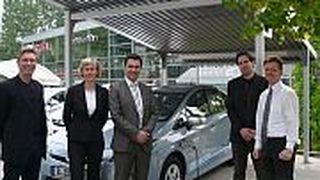 V. li.: Gösta Wahl (DB Rent), Sigrid Schaede (Toyota), Karsten Zell (Spree-Automobile), Hannes Beyer (DB Rent) und Michael Wünsch (Spree-Automobile) tanken mit Sonne. (Spree-Automobile)