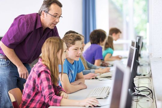 Beim FCI-Wettbewerb „Digitalisierung im Chemieunterricht“ wurden drei Schüler-Teams für ihre Projekte ausgezeichnet (Symbolbild). Beim FCI-Wettbewerb „Digitalisierung im Chemieunterricht“ wurden drei Schüler-Teams für ihre Projekte ausgezeichnet (Symbolbild).