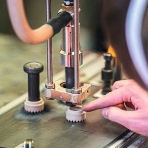 In der Messreihe des Projekts „QualiBolS“ wurden Audioaufnahmen beider Zustände erstellt. Außer guten Schweißungen wurden auch Unregelmäßigkeiten gezielt erzeugt, um deren akustische Charakteristik zu bewerten.(Bild:  Fraunhofer IDMT)