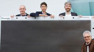 Von links: Dr. Jens Burfeind, Gruppenleiter Elektrochemische Speicher, Lukas Kopietz, Peter Schwerdt, beide Entwickler Abteilung Chemische Energiespeicher, Prof. Christian Doetsch, Bereichsleiter Energie, Prof. Eckhard Weidner, Institutsleiter, Dr. Anna Grevé, Abteilungsleiterin Chemische Energiespeicher. (Fraunhofer UMSICHT/Birgit Seidel)