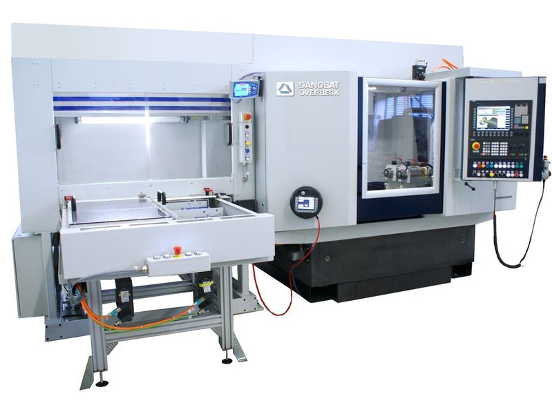 Die IRD-400 wird in Kombination mit einer LG-400 zum universellen System für das Innen-, Außen-, Plan- und Unrundschleifen von Umformwerkzeugen oder zur Herstellung von Hüftgelenkprothese aus Keramik. (Bild: Danobat-Overbeck)