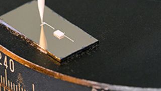 Weiße Anodentinte wird auf einem Glassubstrat aufgebracht. (Bild: MIT Technology Review)