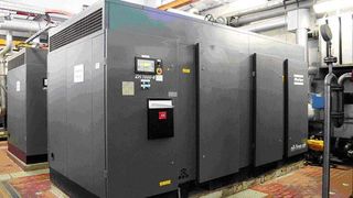 Die beiden neuen Turbokompressoren bei Evonik Degussa  (Bild: Atlas Copco)