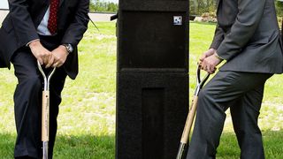 Tim Harrison (rechts), Geschäftsführer von Kaiser Optical Systems, und George Balogh, langjähriger Direktor des Endress+Hauser Analysatoren-Geschäfts, setzen den ersten Spatenstich. (Bild: Endress+Hauser)