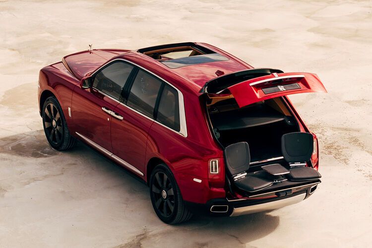 Der Kofferraum fasst 555 bzw. 1.930 Liter und hält unter der geöffneten Heckklappe  ausklappbare Campingsitze bereit. (Rolls-Royce)