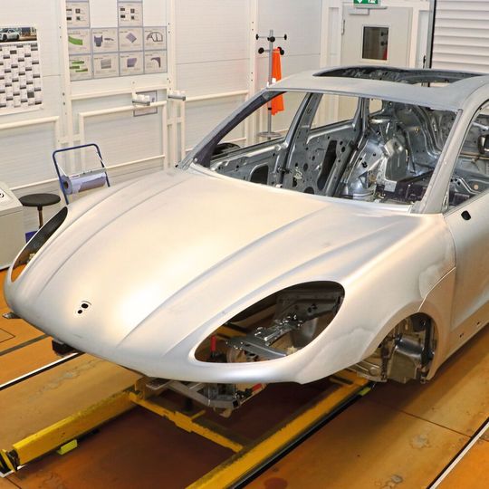 Zentrales Element der Frontansicht ist die Motorhaube, die die Scheinwerfer einfasst und seitlich umgreifend konstruiert ist. Zentrales Element der Frontansicht ist die Motorhaube, die die Scheinwerfer einfasst und seitlich umgreifend konstruiert ist.