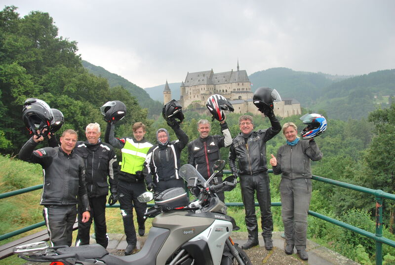 Werbemotiv für das Bikerevier Luxemburg: vor dem Schloss in Vianden. (Michel Turk)