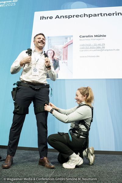 Carolin Mühle, Business Managerin von htexo, präsentierte das passive Exoskelett „BionicBack“. Sie zeigte bereits auf verschiedenen Fachmessen, wie rückenschonendes Arbeiten – insbesondere in der Gesundheitsbranche – ganz ohne Batterie oder KI gefördert werden kann. (Bild: © Wegweiser Media & Conferences GmbH / Simone M. Neumann)