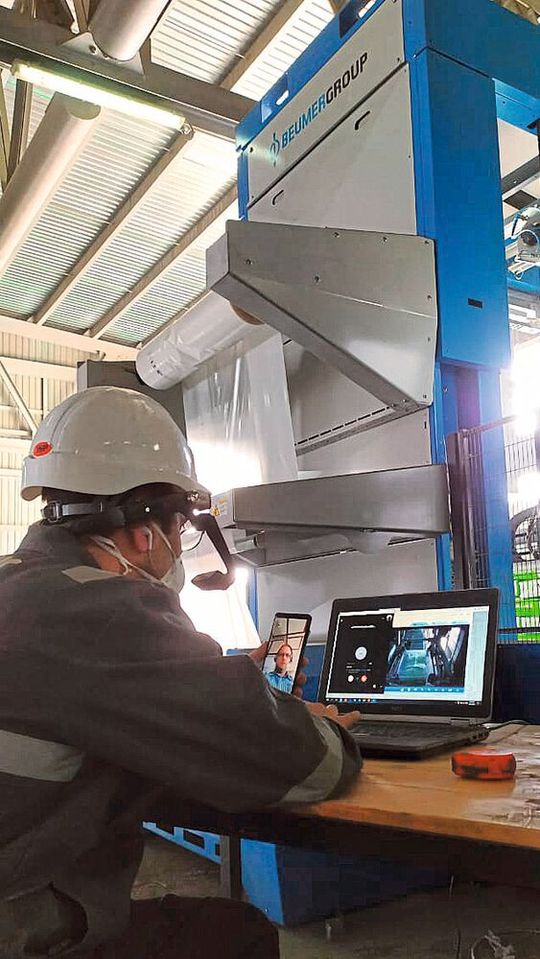 Vor Ort: Smart Glasses, Smartphone und Laptop schaffen eine audio-visuelle Verbindung von Aserbeidschan zu den Beumer-Experten. Vor Ort: Smart Glasses, Smartphone und Laptop schaffen eine audio-visuelle Verbindung von Aserbeidschan zu den Beumer-Experten.