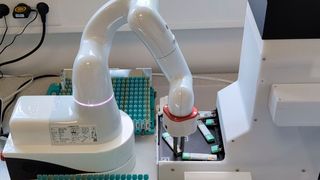Der Roboterarm „Buddy“ ist in der Lage, auch unkonventionell geformte Probenröhrchen sicher zu greifen – und das aus beliebiger Lage heraus. (Bild: Bahead)