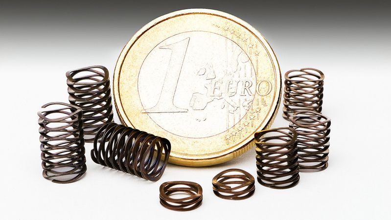 Im direkten Vergleich mit konventionellen Runddrahtfedern beanspruchen die Wellenfedern von TFC bei gleichem Federweg und gleicher Belastbarkeit bis zu 50 Prozent weniger axialen Bauraum und einen etwas geringeren radialen Bauraum. (Bild:  TFC/Smalley)